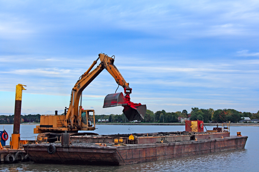 Modern barge construction techniques include high-strength steel hulls and modular framing systems. Heavy lift barges like this are commonly used in dredging, energy transport, and pile installation.