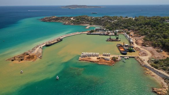 Efficient marina layouts use floating pontoons and optimized berth design to maximize capacity in tidal environments. Strategic marina capacity planning improves vessel circulation and safety.