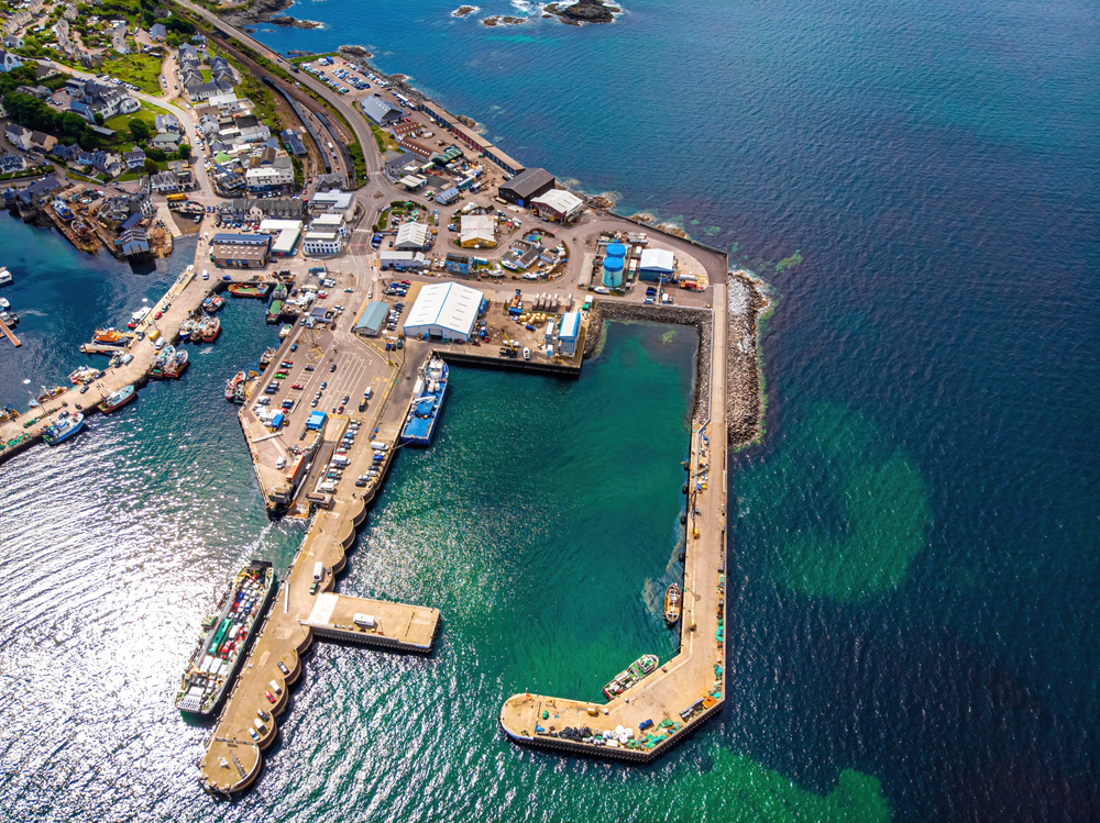 Marina layouts with well-planned fairways and flexible berth design enhance efficiency for mixed-use facilities. Floating pontoons and structured zoning support long-term marina capacity planning.