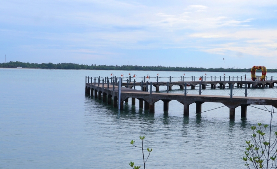 Marine environments are tough on pier materials because saltwater, splash zones, and wet-dry cycles speed up corrosion and wear. Choosing the right materials and protection methods can greatly extend service life.